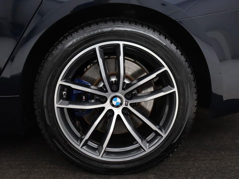 BMW 5 Serie 530e M Sport | Panoramadak | Leder | Stoelverwarming | Camera | Carplay | Live Cockpit | Park Assist | Navigatie | Full LED | Sfeerverlichting | PHEV | Plug In