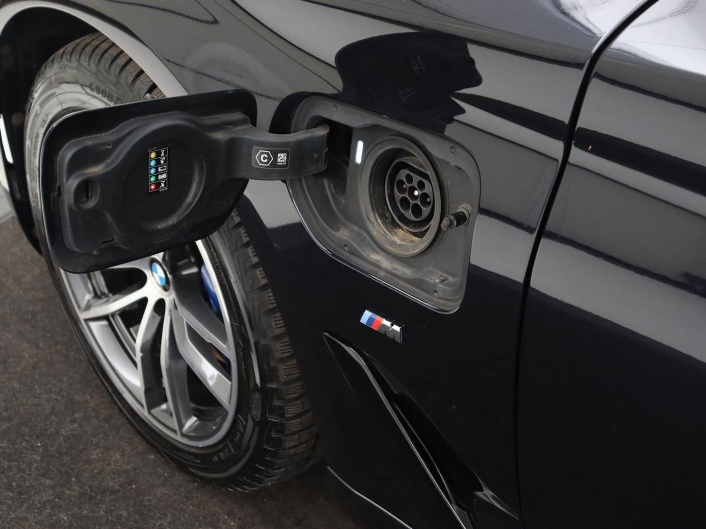 BMW 5 Serie 530e M Sport | Panoramadak | Leder | Stoelverwarming | Camera | Carplay | Live Cockpit | Park Assist | Navigatie | Full LED | Sfeerverlichting | PHEV | Plug In