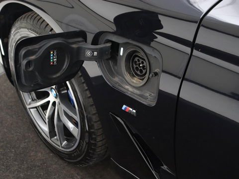 BMW 5 Serie 530e M Sport | Panoramadak | Leder | Stoelverwarming | Camera | Carplay | Live Cockpit | Park Assist | Navigatie | Full LED | Sfeerverlichting | PHEV | Plug In