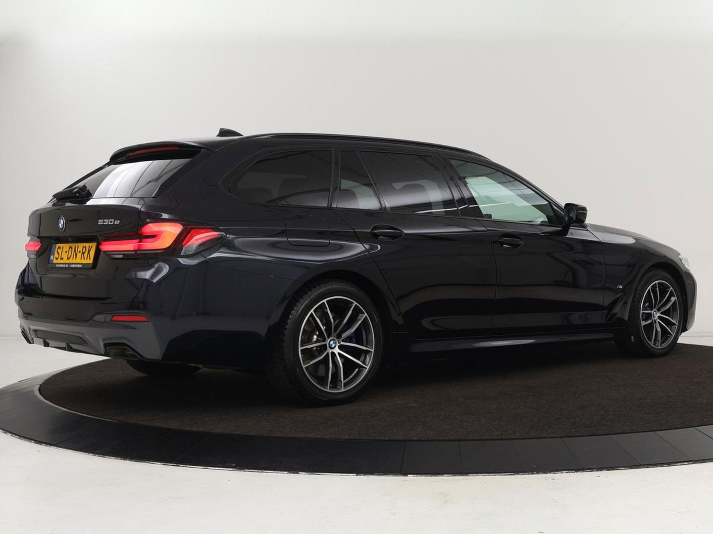 BMW 5 Serie 530e M Sport | Panoramadak | Leder | Stoelverwarming | Camera | Carplay | Live Cockpit | Park Assist | Navigatie | Full LED | Sfeerverlichting | PHEV | Plug In