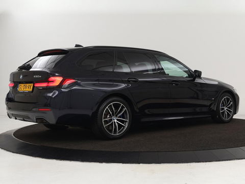 BMW 5 Serie 530e M Sport | Panoramadak | Leder | Stoelverwarming | Camera | Carplay | Live Cockpit | Park Assist | Navigatie | Full LED | Sfeerverlichting | PHEV | Plug In