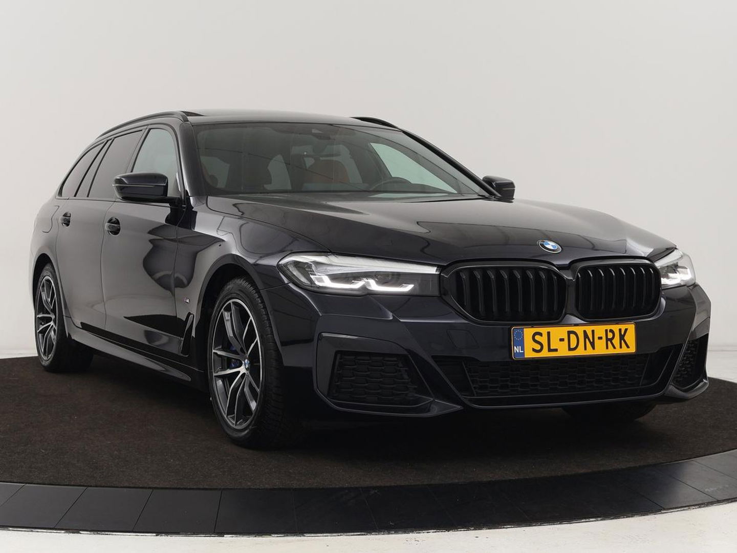 BMW 5 Serie 530e M Sport | Panoramadak | Leder | Stoelverwarming | Camera | Carplay | Live Cockpit | Park Assist | Navigatie | Full LED | Sfeerverlichting | PHEV | Plug In