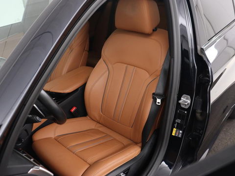 BMW 5 Serie 530e M Sport | Panoramadak | Leder | Stoelverwarming | Camera | Carplay | Live Cockpit | Park Assist | Navigatie | Full LED | Sfeerverlichting | PHEV | Plug In