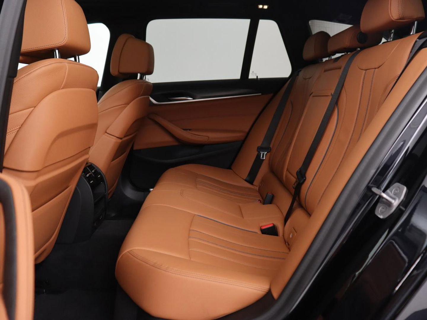 BMW 5 Serie 530e M Sport | Panoramadak | Leder | Stoelverwarming | Camera | Carplay | Live Cockpit | Park Assist | Navigatie | Full LED | Sfeerverlichting | PHEV | Plug In