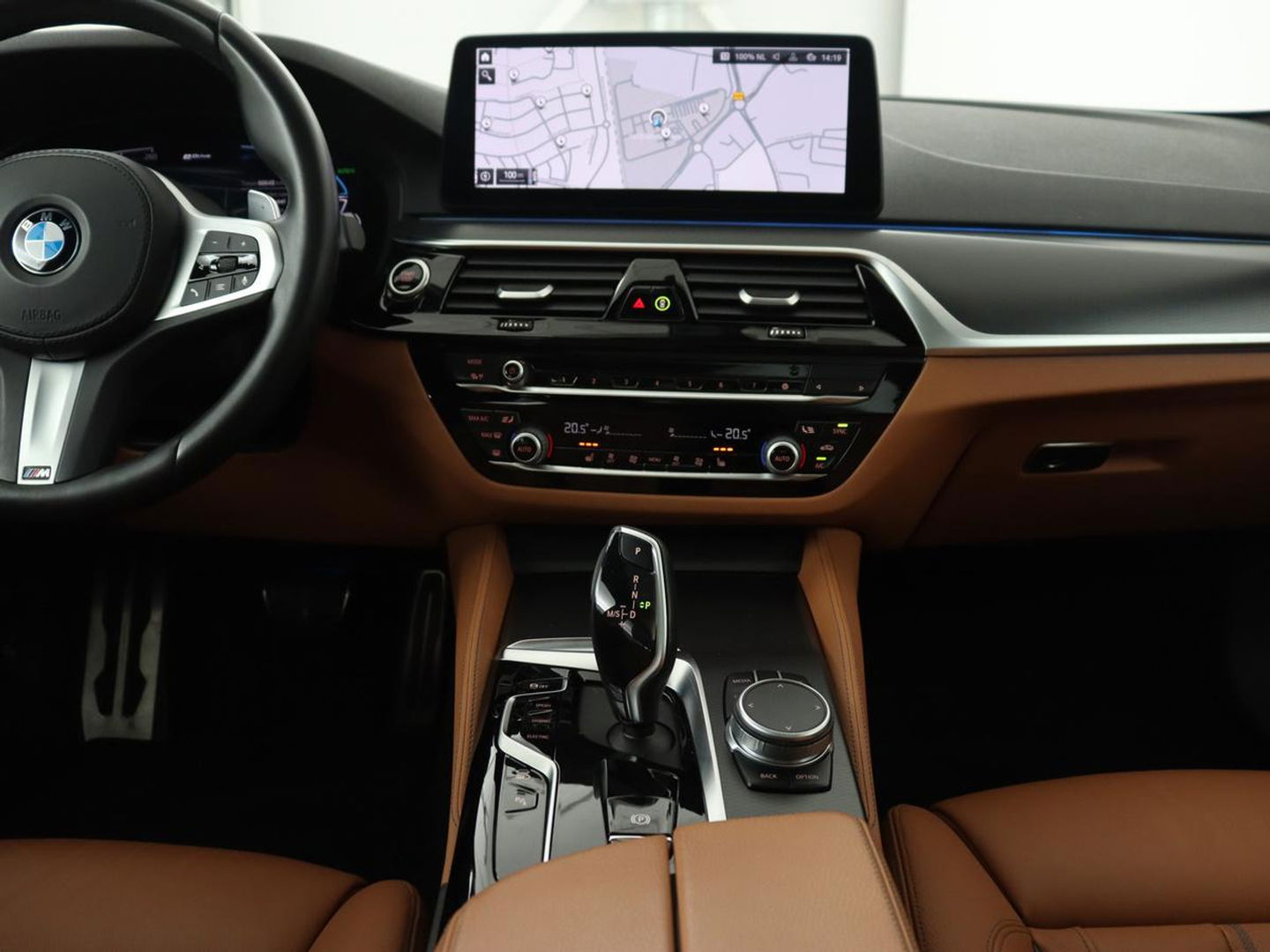 BMW 5 Serie 530e M Sport | Panoramadak | Leder | Stoelverwarming | Camera | Carplay | Live Cockpit | Park Assist | Navigatie | Full LED | Sfeerverlichting | PHEV | Plug In