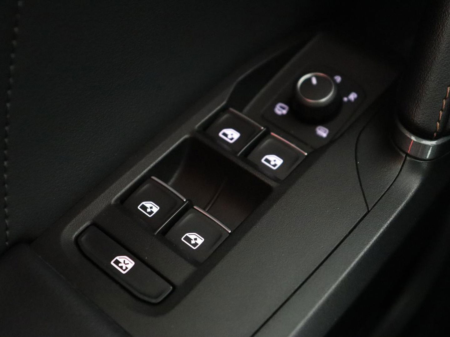 CUPRA Leon 1.4 e-Hybrid | Stoel & stuurverwarming | Adaptive cruise | Navigatie | Sfeerverlichting | Keyless | Parkeerhulp | Sportstoelen | Full LED | PHEV | Plug In