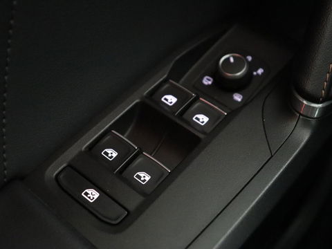 CUPRA Leon 1.4 e-Hybrid | Stoel & stuurverwarming | Adaptive cruise | Navigatie | Sfeerverlichting | Keyless | Parkeerhulp | Sportstoelen | Full LED | PHEV | Plug In