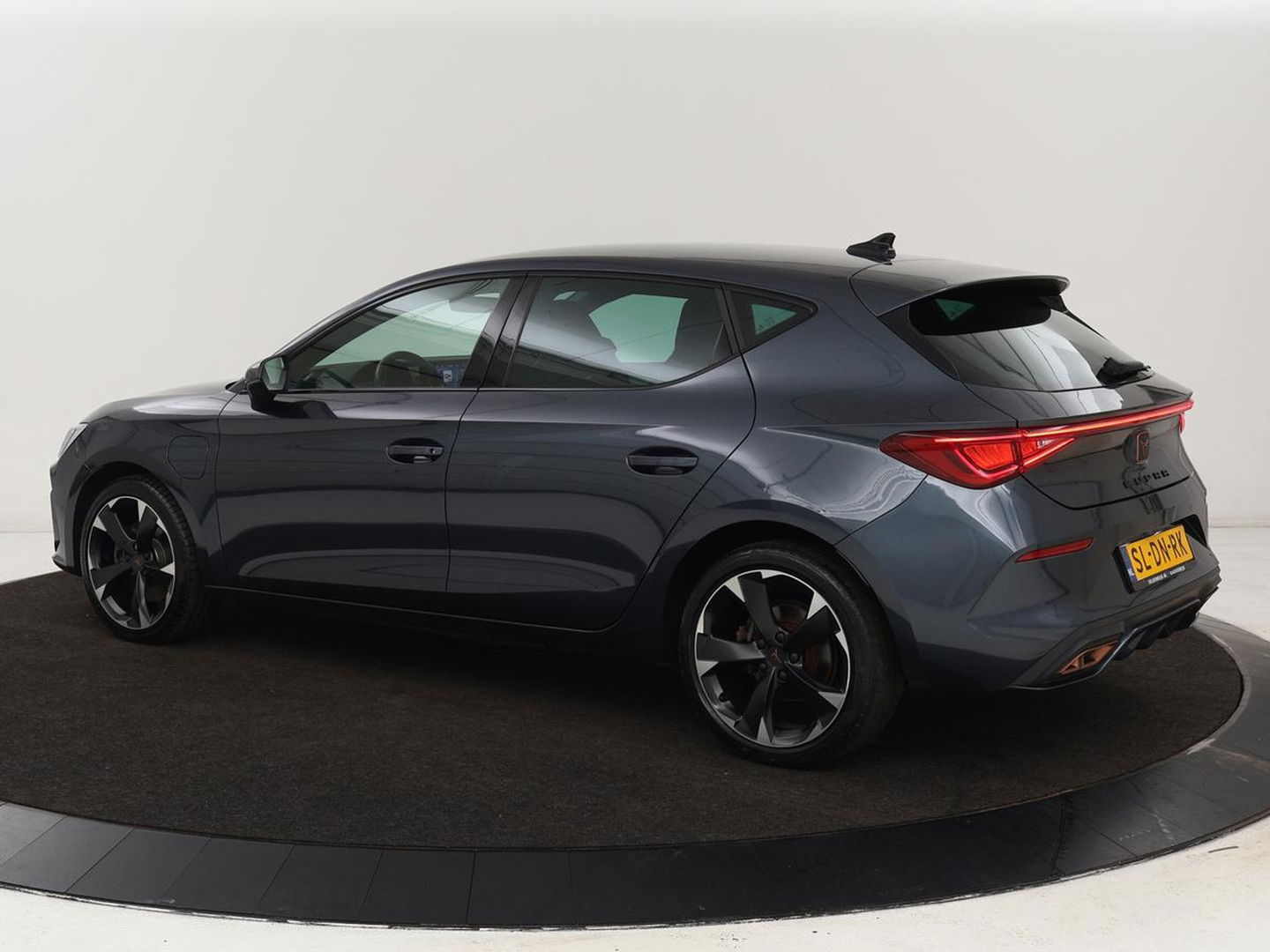 CUPRA Leon 1.4 e-Hybrid | Stoel & stuurverwarming | Adaptive cruise | Navigatie | Sfeerverlichting | Keyless | Parkeerhulp | Sportstoelen | Full LED | PHEV | Plug In