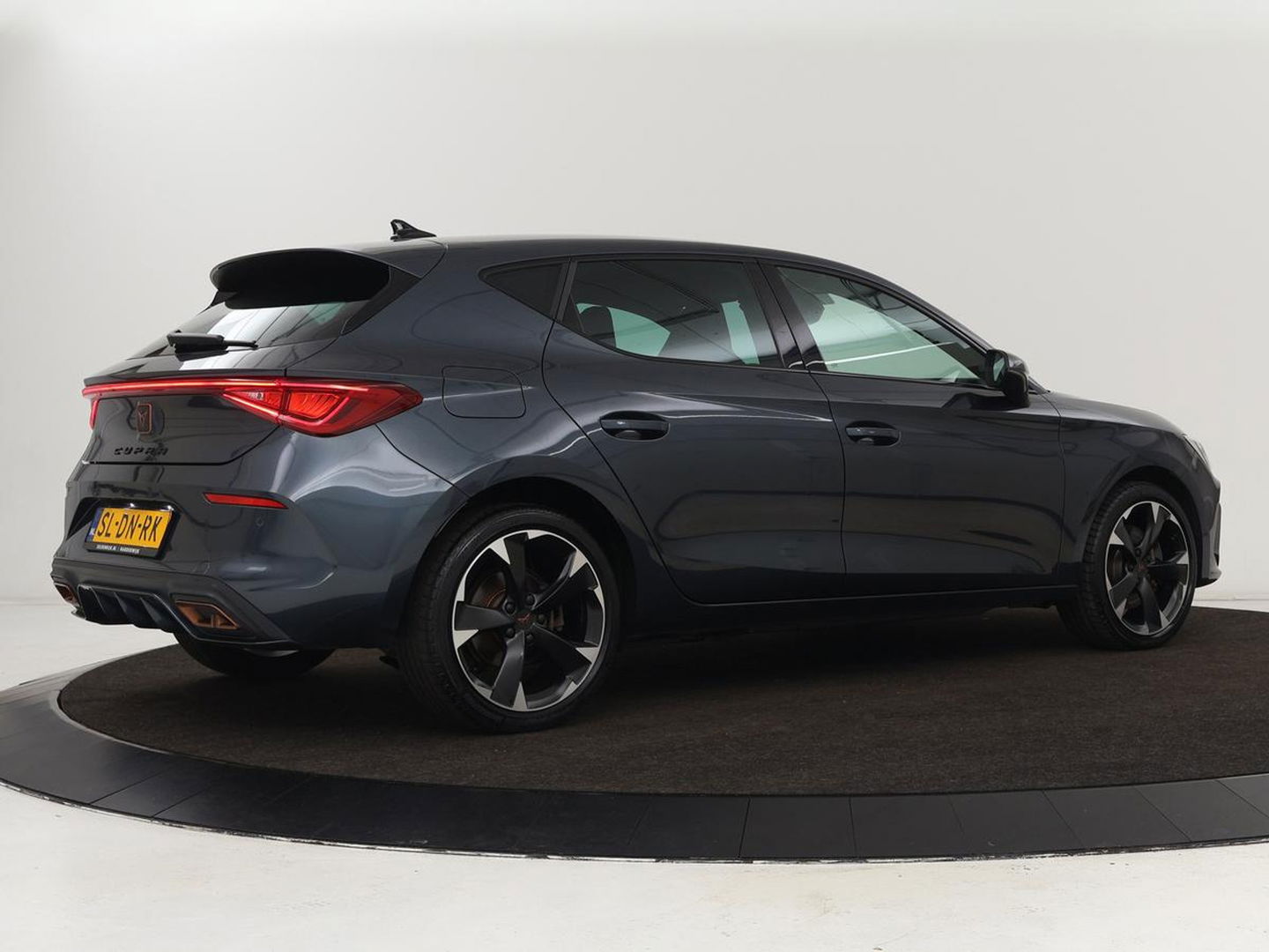 CUPRA Leon 1.4 e-Hybrid | Stoel & stuurverwarming | Adaptive cruise | Navigatie | Sfeerverlichting | Keyless | Parkeerhulp | Sportstoelen | Full LED | PHEV | Plug In