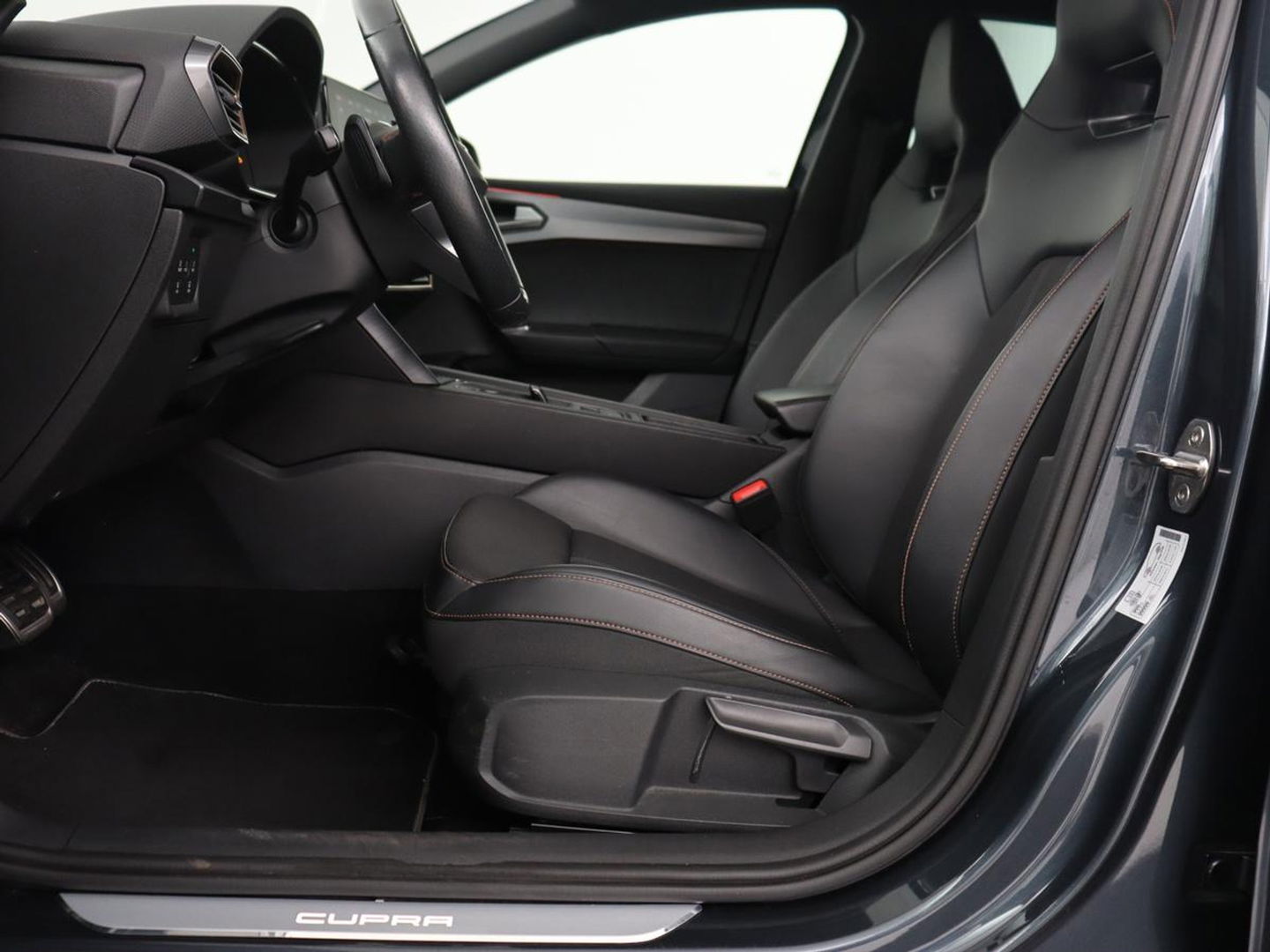 CUPRA Leon 1.4 e-Hybrid | Stoel & stuurverwarming | Adaptive cruise | Navigatie | Sfeerverlichting | Keyless | Parkeerhulp | Sportstoelen | Full LED | PHEV | Plug In
