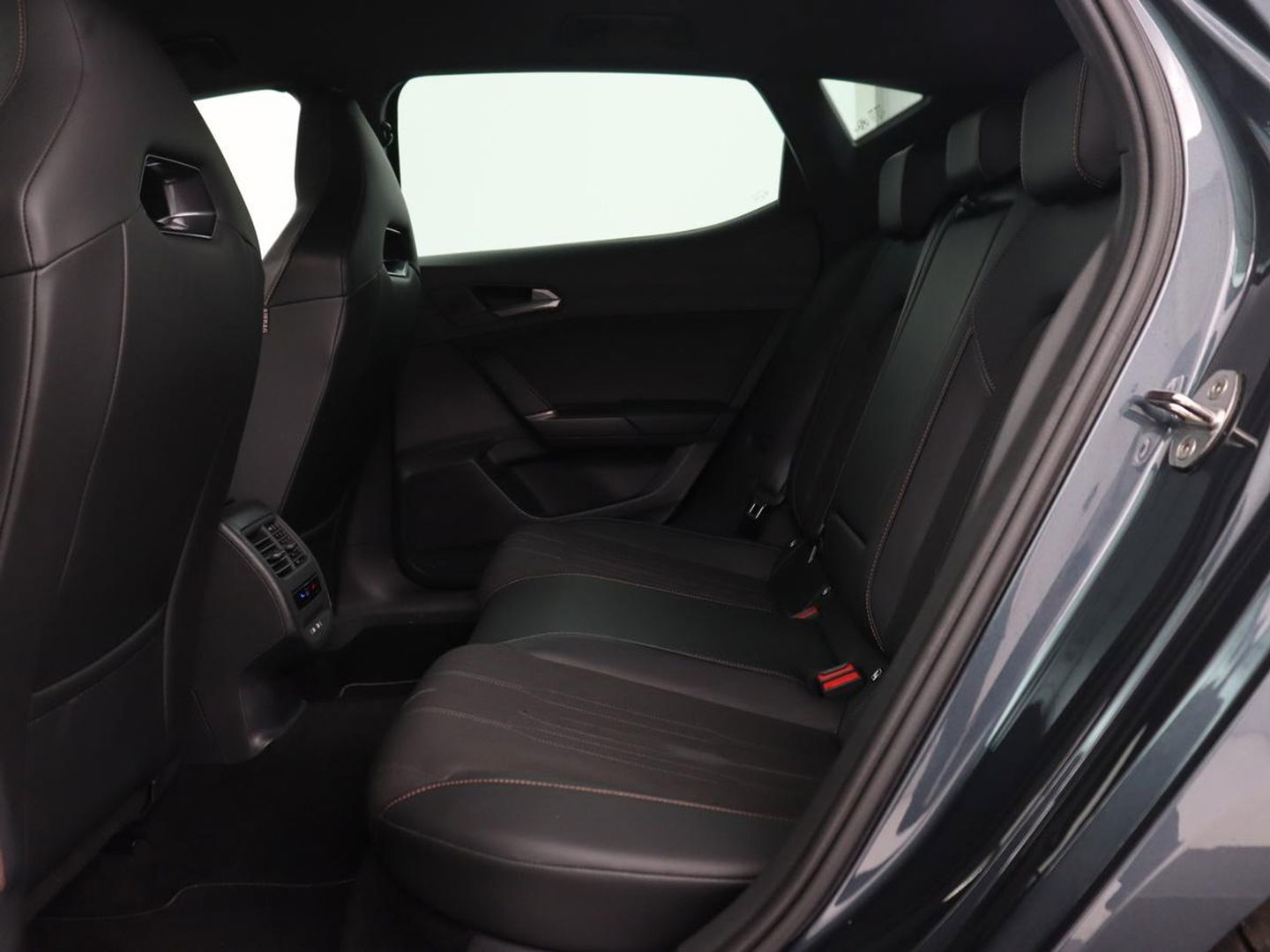 CUPRA Leon 1.4 e-Hybrid | Stoel & stuurverwarming | Adaptive cruise | Navigatie | Sfeerverlichting | Keyless | Parkeerhulp | Sportstoelen | Full LED | PHEV | Plug In