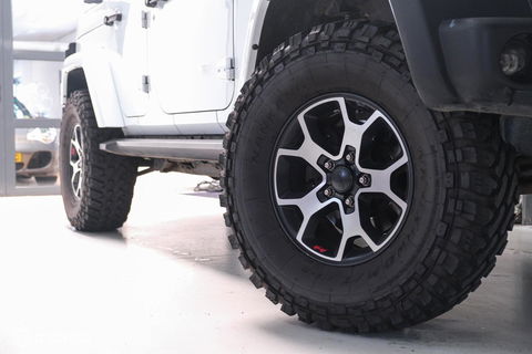 Jeep Wrangler Unlimited 3.6 | 5 persoons | Treeplanken | LED | Zeer mooi | Trekhaak |