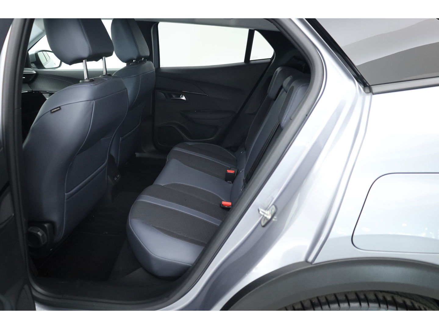 Peugeot e-2008 EV Allure 50 kWh | Navi | Adapt. Cruise | Stoelverw. | Camera | Keyless