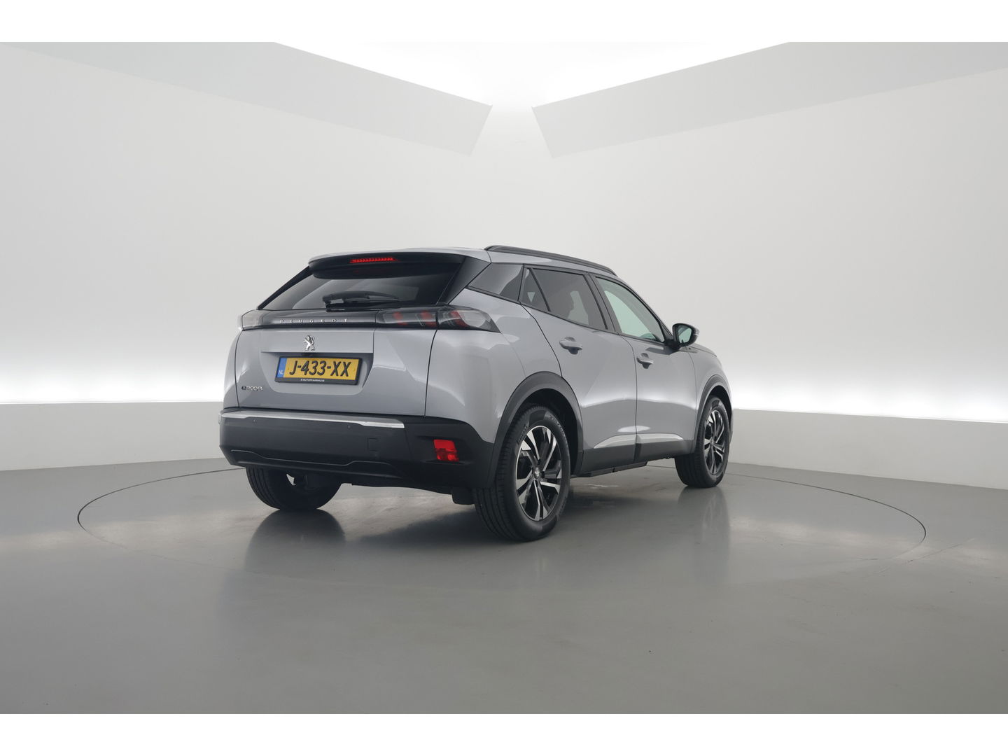 Peugeot e-2008 EV Allure 50 kWh | Navi | Adapt. Cruise | Stoelverw. | Camera | Keyless