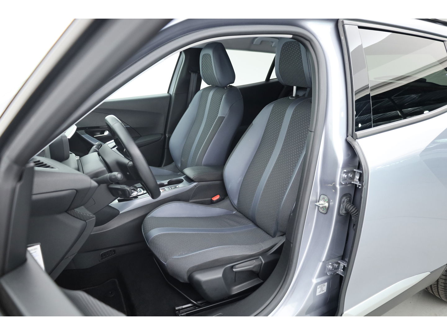 Peugeot e-2008 EV Allure 50 kWh | Navi | Adapt. Cruise | Stoelverw. | Camera | Keyless