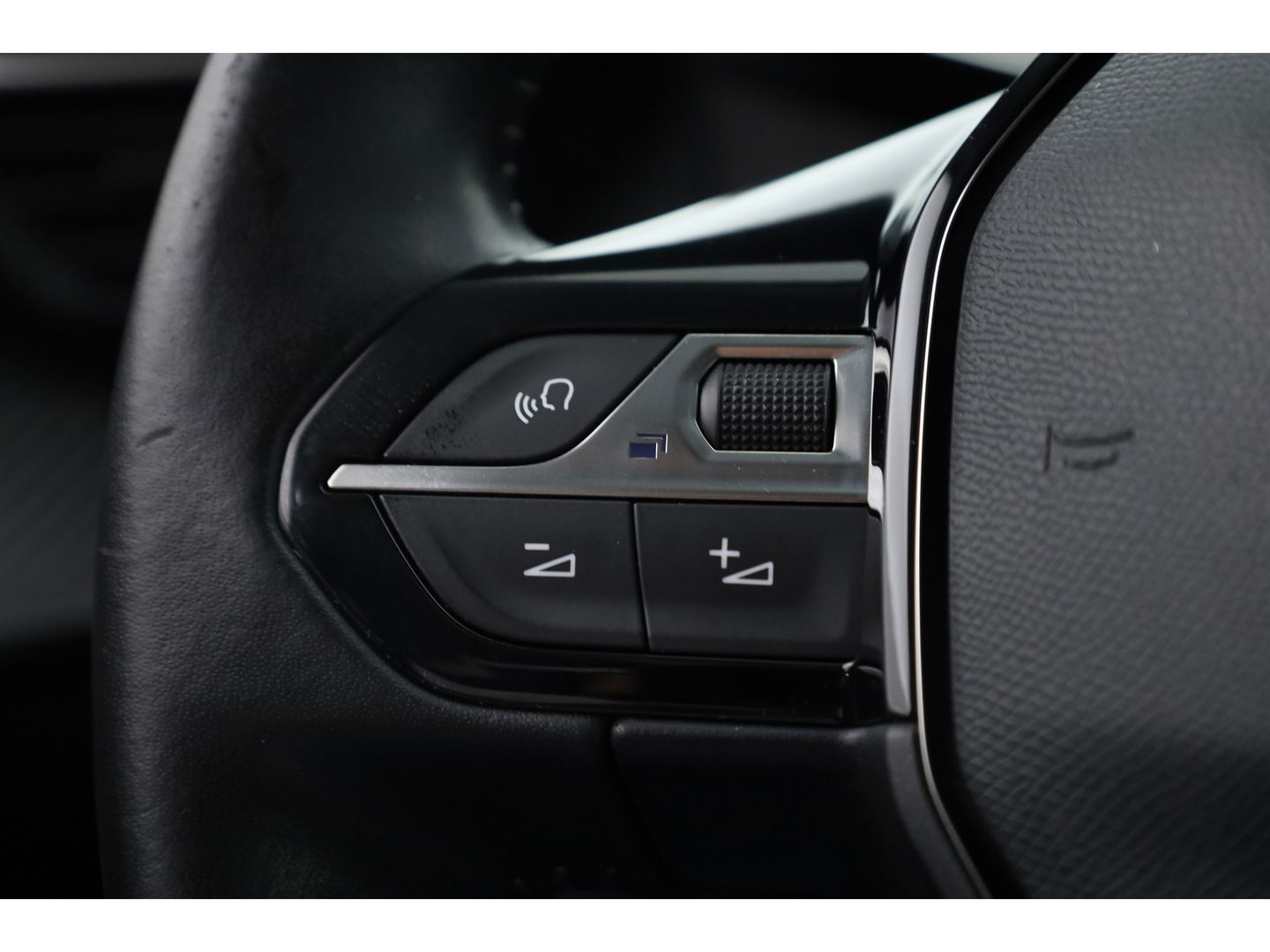 Peugeot e-2008 EV Allure 50 kWh | Navi | Adapt. Cruise | Stoelverw. | Camera | Keyless
