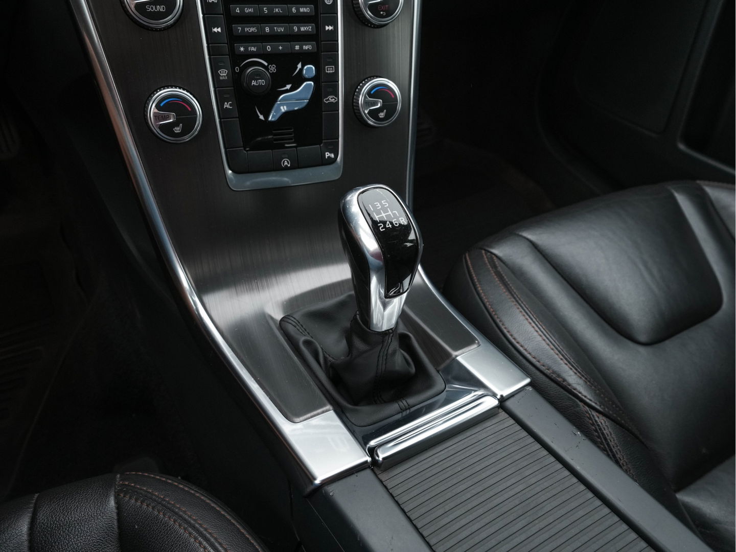 Volvo XC60 2.0 D4 FWD Ocean Race *NAVI-FULLMAP | FULL-LEATHER | MEMORY-PACK | TOWBAR | ECC | PDC | CRUISE | COMFORT-SEATS | 19"ALU*