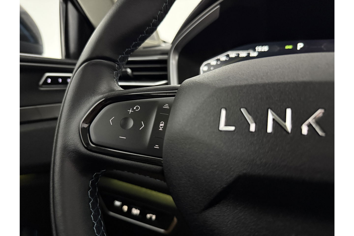 Lynk Co 01 1.5 262PK Pano LED Sfeer 360Camera Memory ACC Virtual Carplay Clima Navi PDC 20"LMV
