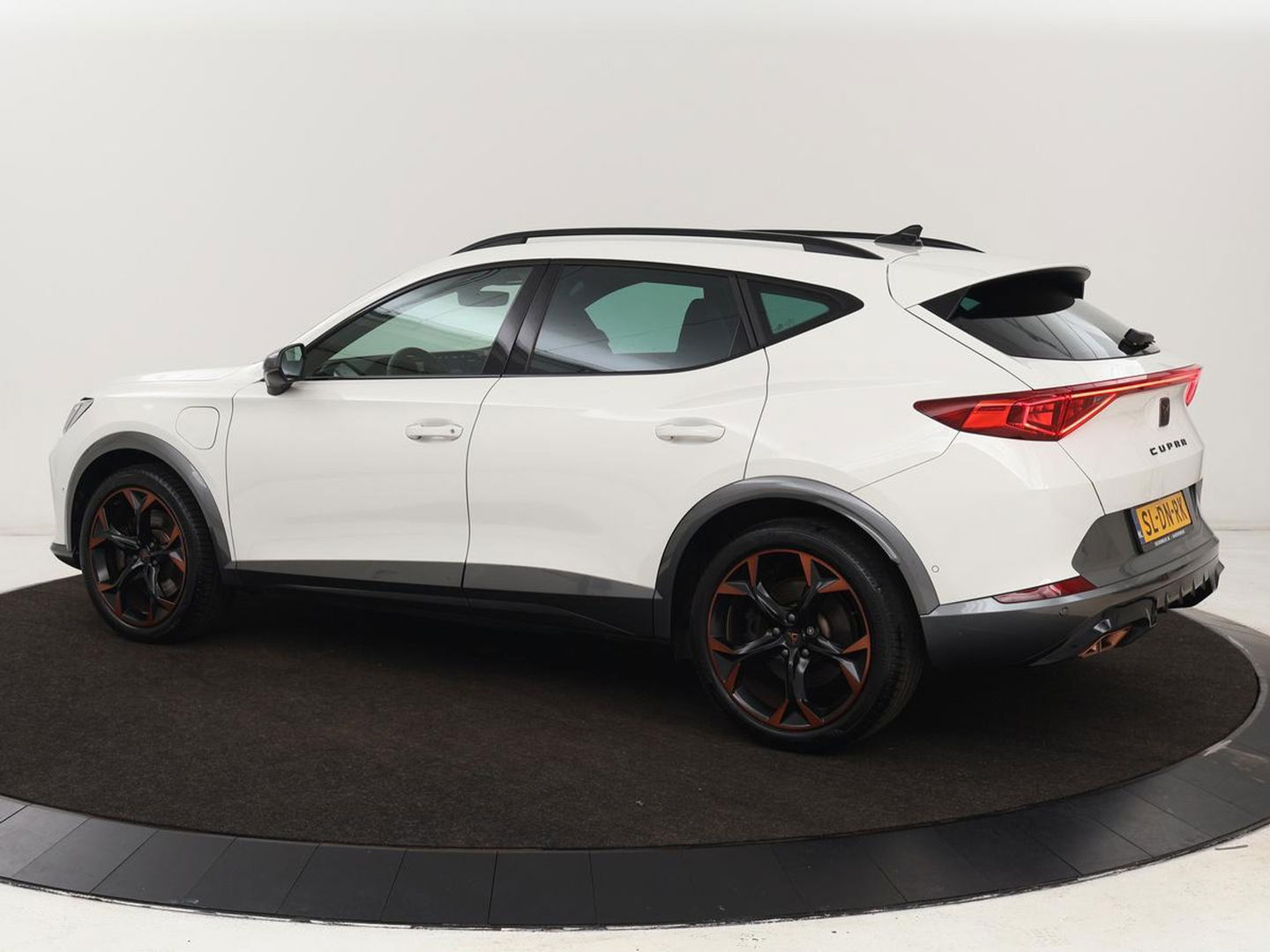 CUPRA Formentor 1.4 e-Hybrid VZ | 245pk | 360 Camera | Stoel & stuurverwarming | Adaptive cruise | Carplay | Sfeerverlichting | Navigatie | Park Assist | Keyless | PHEV | Plug In