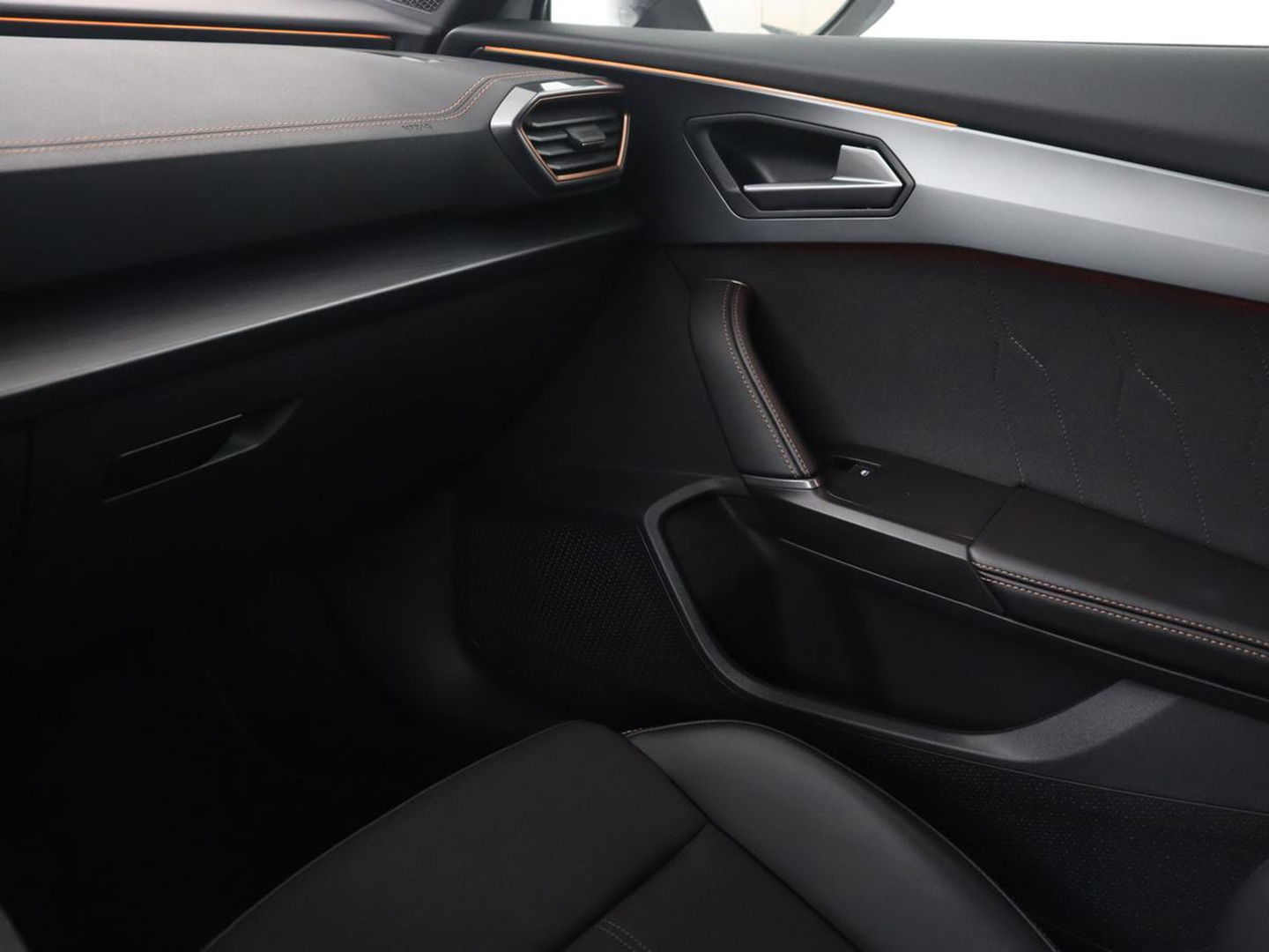CUPRA Formentor 1.4 e-Hybrid VZ | 245pk | 360 Camera | Stoel & stuurverwarming | Adaptive cruise | Carplay | Sfeerverlichting | Navigatie | Park Assist | Keyless | PHEV | Plug In
