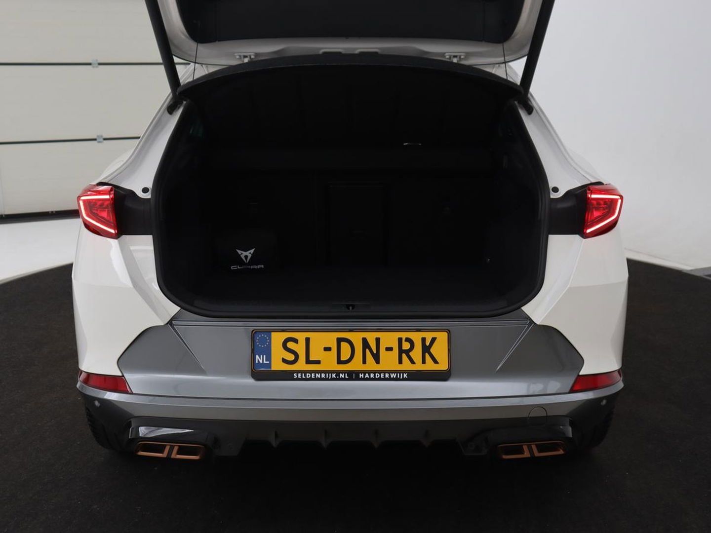 CUPRA Formentor 1.4 e-Hybrid VZ | 245pk | 360 Camera | Stoel & stuurverwarming | Adaptive cruise | Carplay | Sfeerverlichting | Navigatie | Park Assist | Keyless | PHEV | Plug In