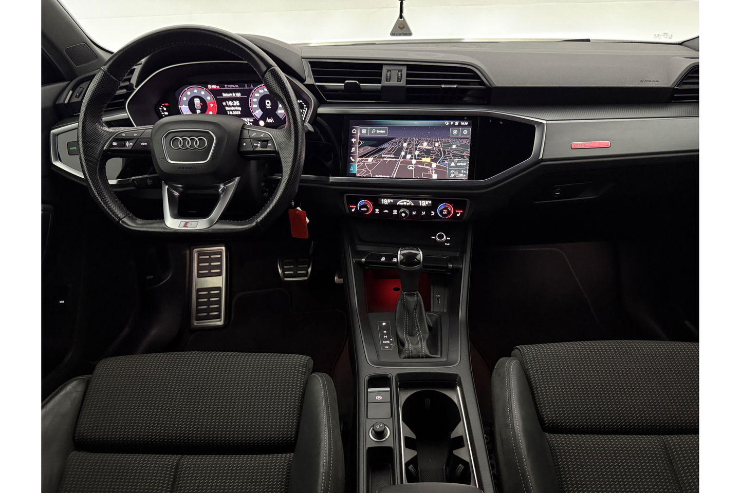Audi Q3 35 TFSI 150PK S-line LED Trekhaak Virtual Carplay Clima Cruise Navi PDC 19''LMV