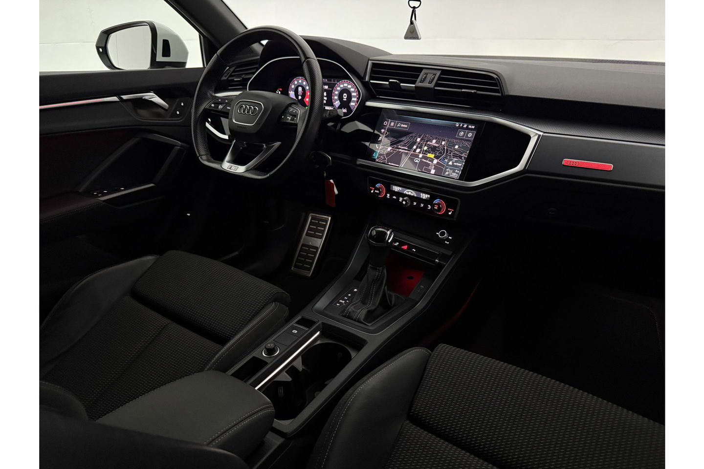 Audi Q3 35 TFSI 150PK S-line LED Trekhaak Virtual Carplay Clima Cruise Navi PDC 19''LMV