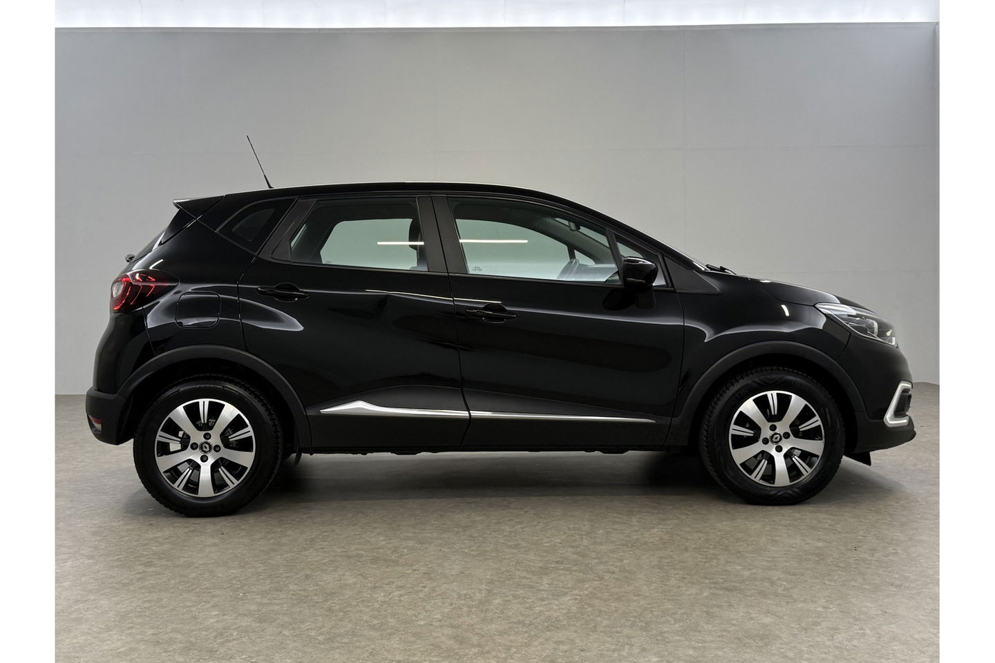 Renault Captur 0.9 TCe Limited LED Clima Cruise Parkeersensoren 16"LMV