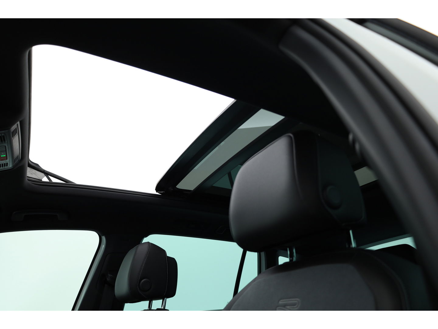 Volkswagen Tiguan 1.5 TSI R-Line DSG | Pano | Elek. Trekhaak | standkachel | IQ. Light | Camera | Stoel- Stuurverw.