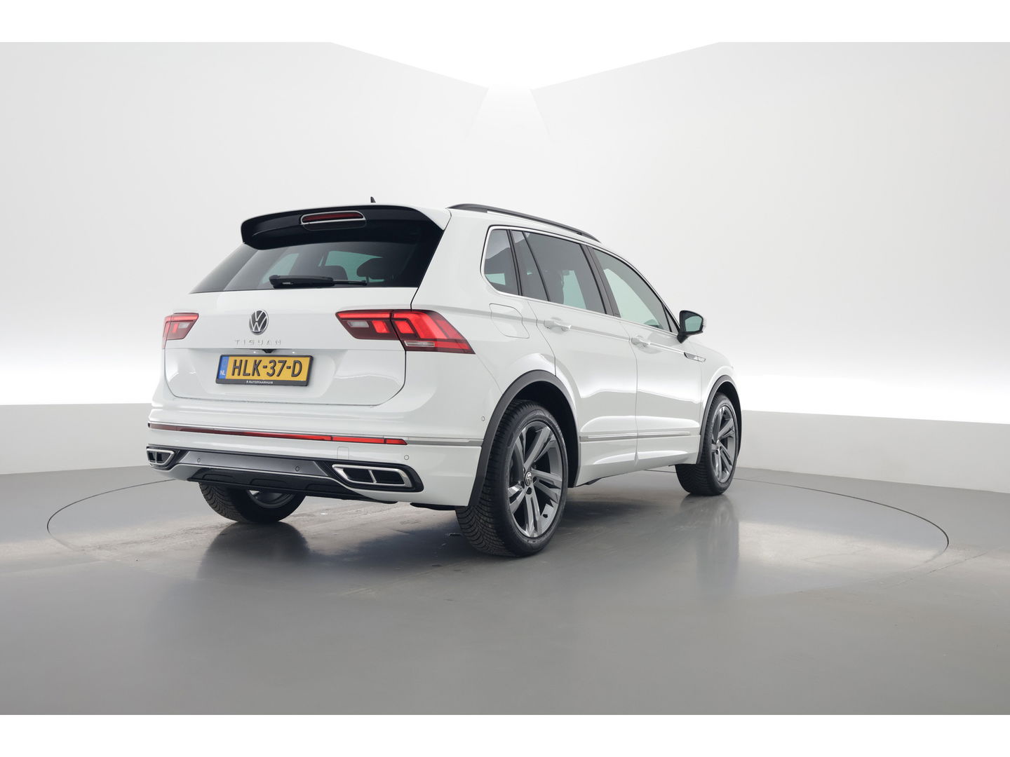 Volkswagen Tiguan 1.5 TSI R-Line DSG | Pano | Elek. Trekhaak | standkachel | IQ. Light | Camera | Stoel- Stuurverw.