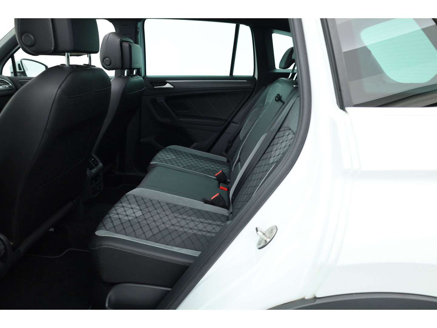 Volkswagen Tiguan 1.5 TSI R-Line DSG | Pano | Elek. Trekhaak | standkachel | IQ. Light | Camera | Stoel- Stuurverw.