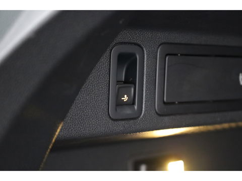 Volkswagen Tiguan 1.5 TSI R-Line DSG | Pano | Elek. Trekhaak | standkachel | IQ. Light | Camera | Stoel- Stuurverw.