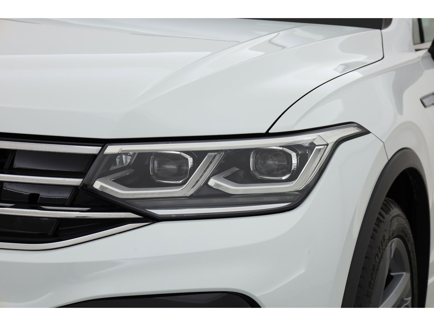Volkswagen Tiguan 1.5 TSI R-Line DSG | Pano | Elek. Trekhaak | standkachel | IQ. Light | Camera | Stoel- Stuurverw.