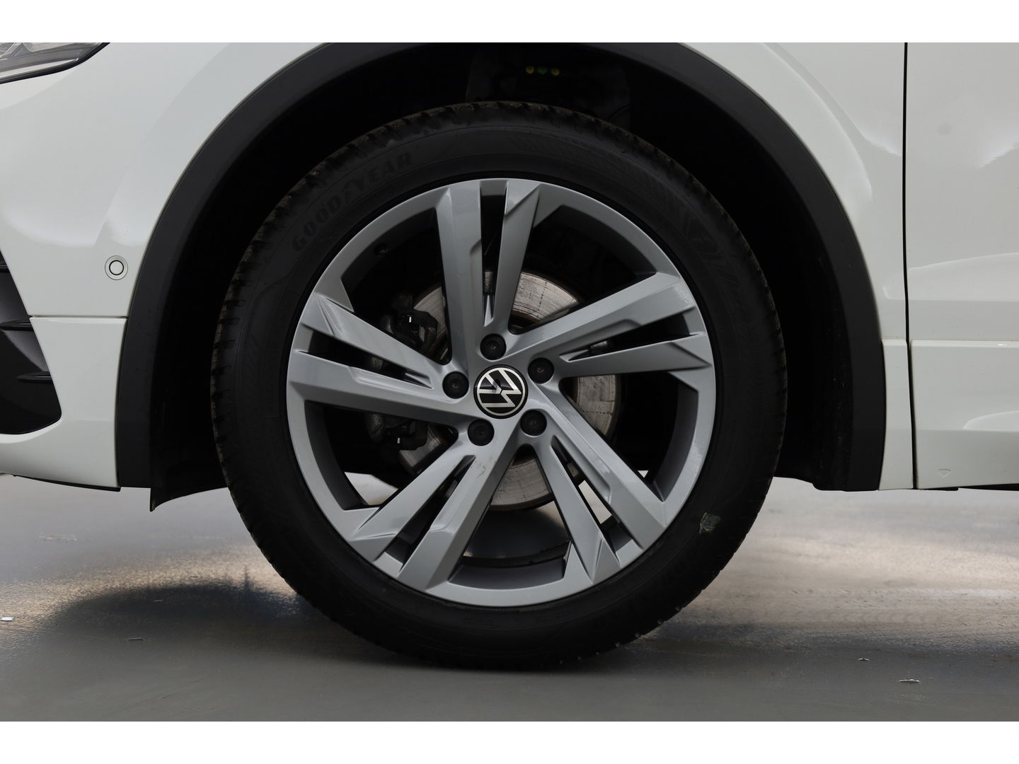 Volkswagen Tiguan 1.5 TSI R-Line DSG | Pano | Elek. Trekhaak | standkachel | IQ. Light | Camera | Stoel- Stuurverw.