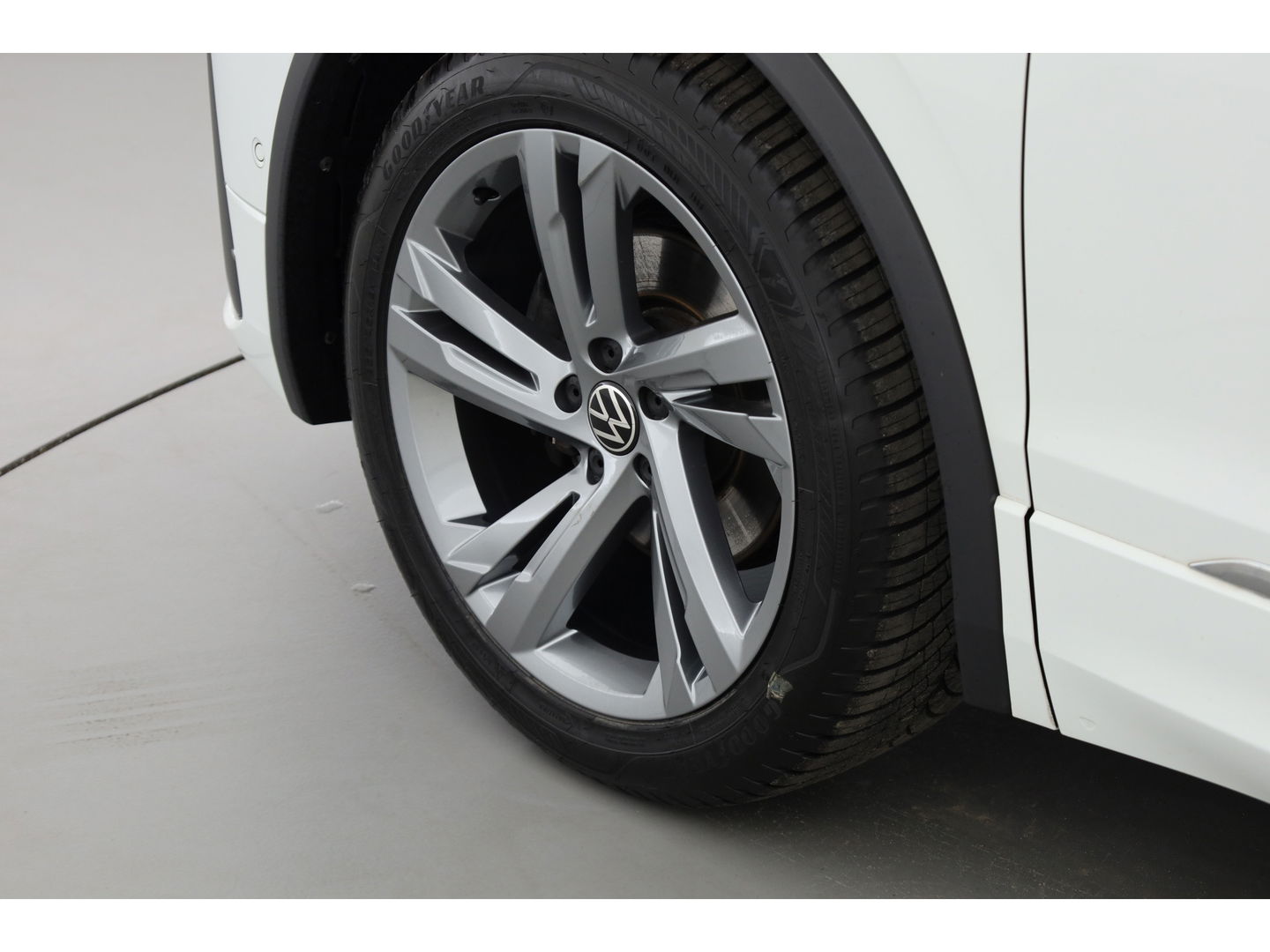 Volkswagen Tiguan 1.5 TSI R-Line DSG | Pano | Elek. Trekhaak | standkachel | IQ. Light | Camera | Stoel- Stuurverw.