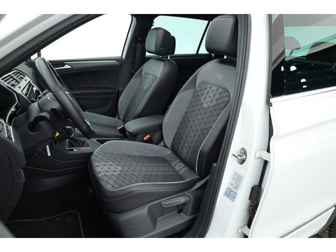 Volkswagen Tiguan 1.5 TSI R-Line DSG | Pano | Elek. Trekhaak | standkachel | IQ. Light | Camera | Stoel- Stuurverw.