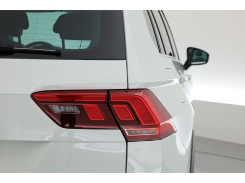 Volkswagen Tiguan 1.5 TSI R-Line DSG | Pano | Elek. Trekhaak | standkachel | IQ. Light | Camera | Stoel- Stuurverw.