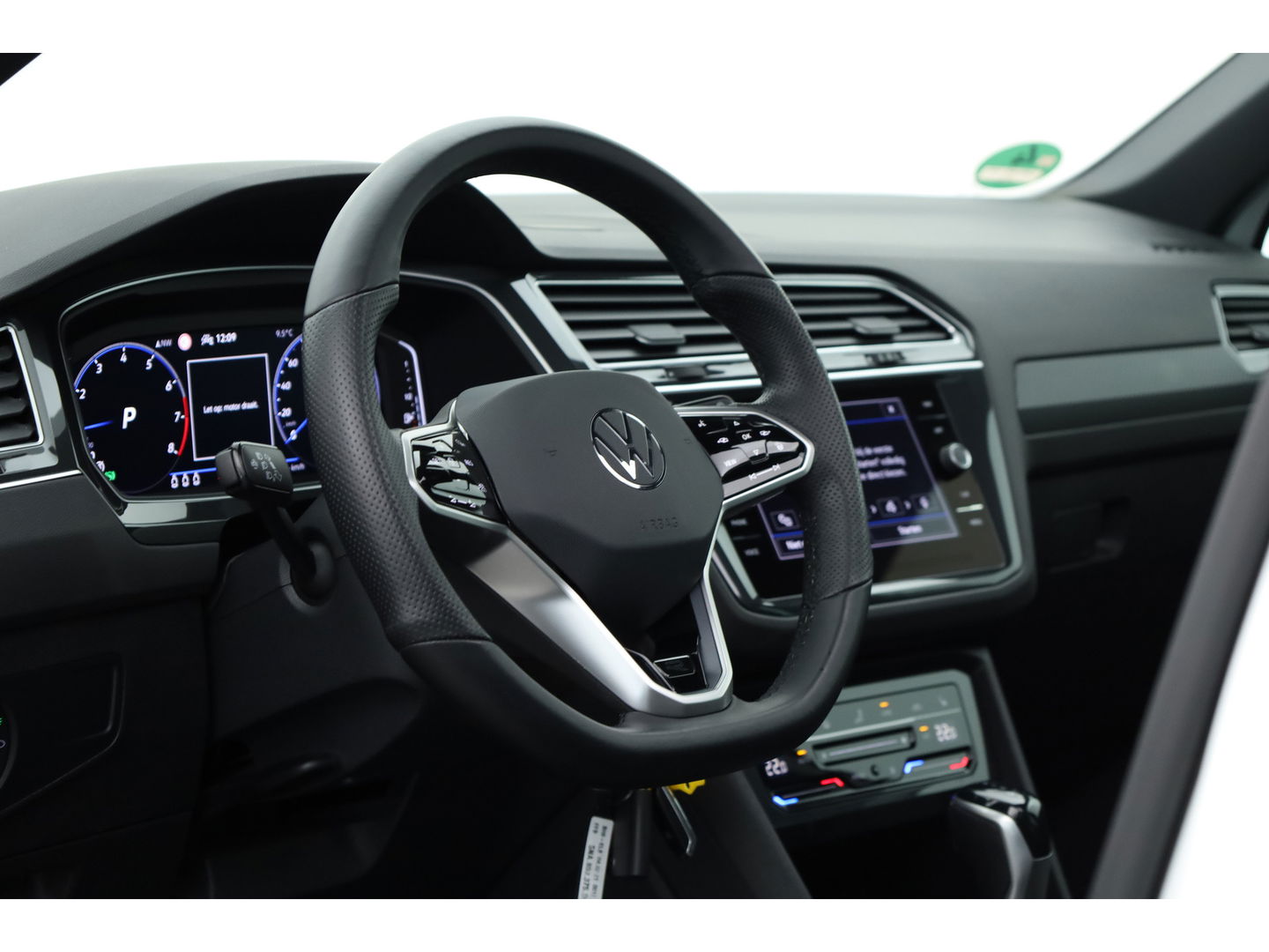Volkswagen Tiguan 1.5 TSI R-Line DSG | Pano | Elek. Trekhaak | standkachel | IQ. Light | Camera | Stoel- Stuurverw.