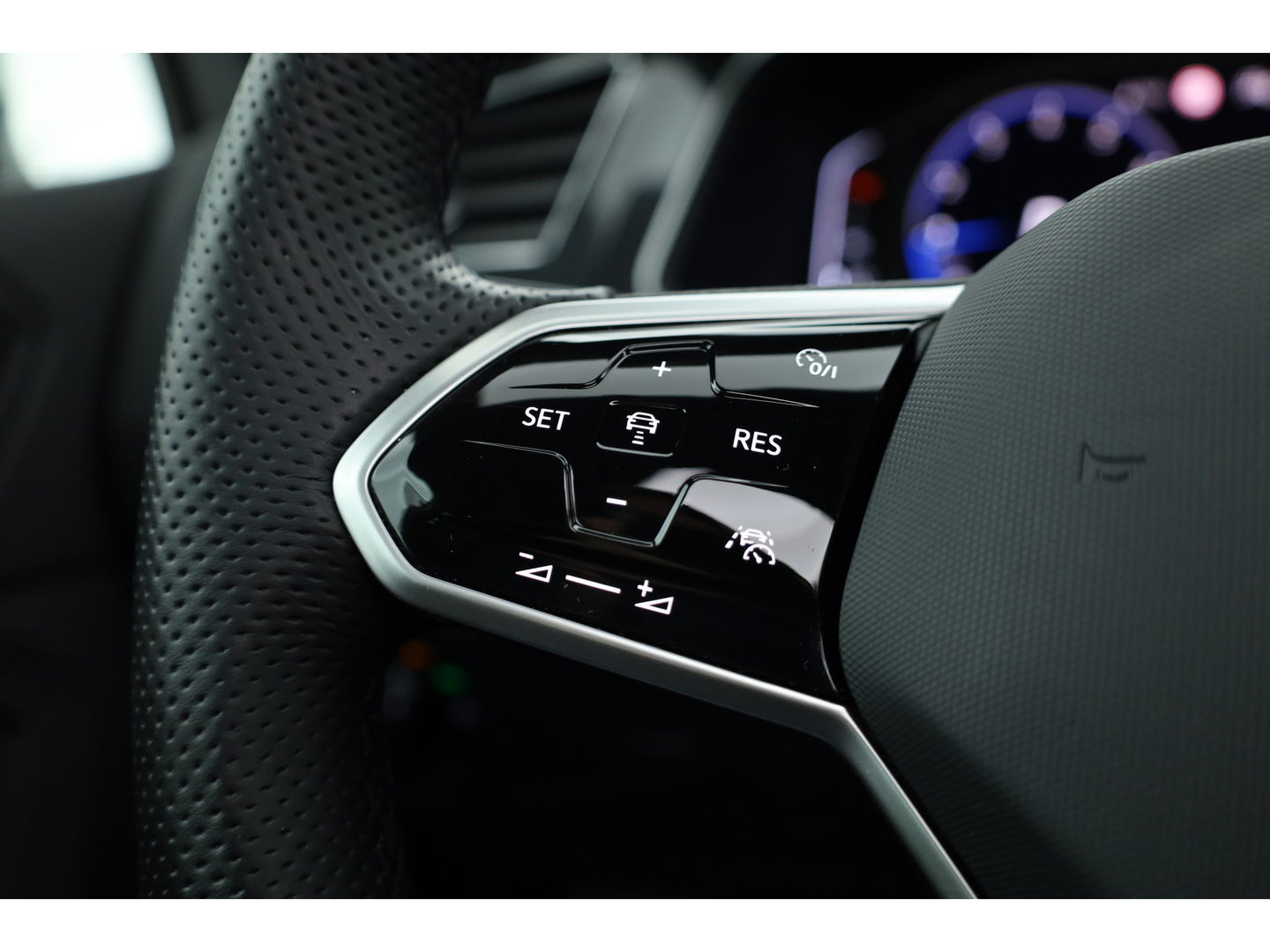 Volkswagen Tiguan 1.5 TSI R-Line DSG | Pano | Elek. Trekhaak | standkachel | IQ. Light | Camera | Stoel- Stuurverw.