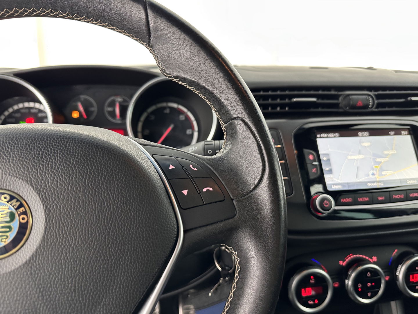 Alfa Romeo Giulietta 2.0 JTDm Exclusive *PANO | 1/2LEATHER | XENON | BOSE-SOUND | NAVI-FULLMAP | SPORT-SEATS | ECC | PDC | CRUISE | 18''ALU*