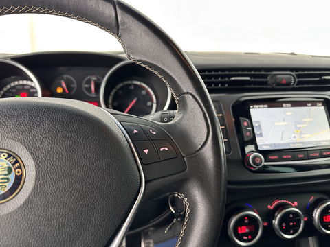 Alfa Romeo Giulietta 2.0 JTDm Exclusive *PANO | 1/2LEATHER | XENON | BOSE-SOUND | NAVI-FULLMAP | SPORT-SEATS | ECC | PDC | CRUISE | 18''ALU*