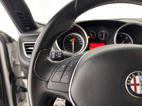 Alfa Romeo Giulietta 2.0 JTDm Exclusive *PANO | 1/2LEATHER | XENON | BOSE-SOUND | NAVI-FULLMAP | SPORT-SEATS | ECC | PDC | CRUISE | 18''ALU*