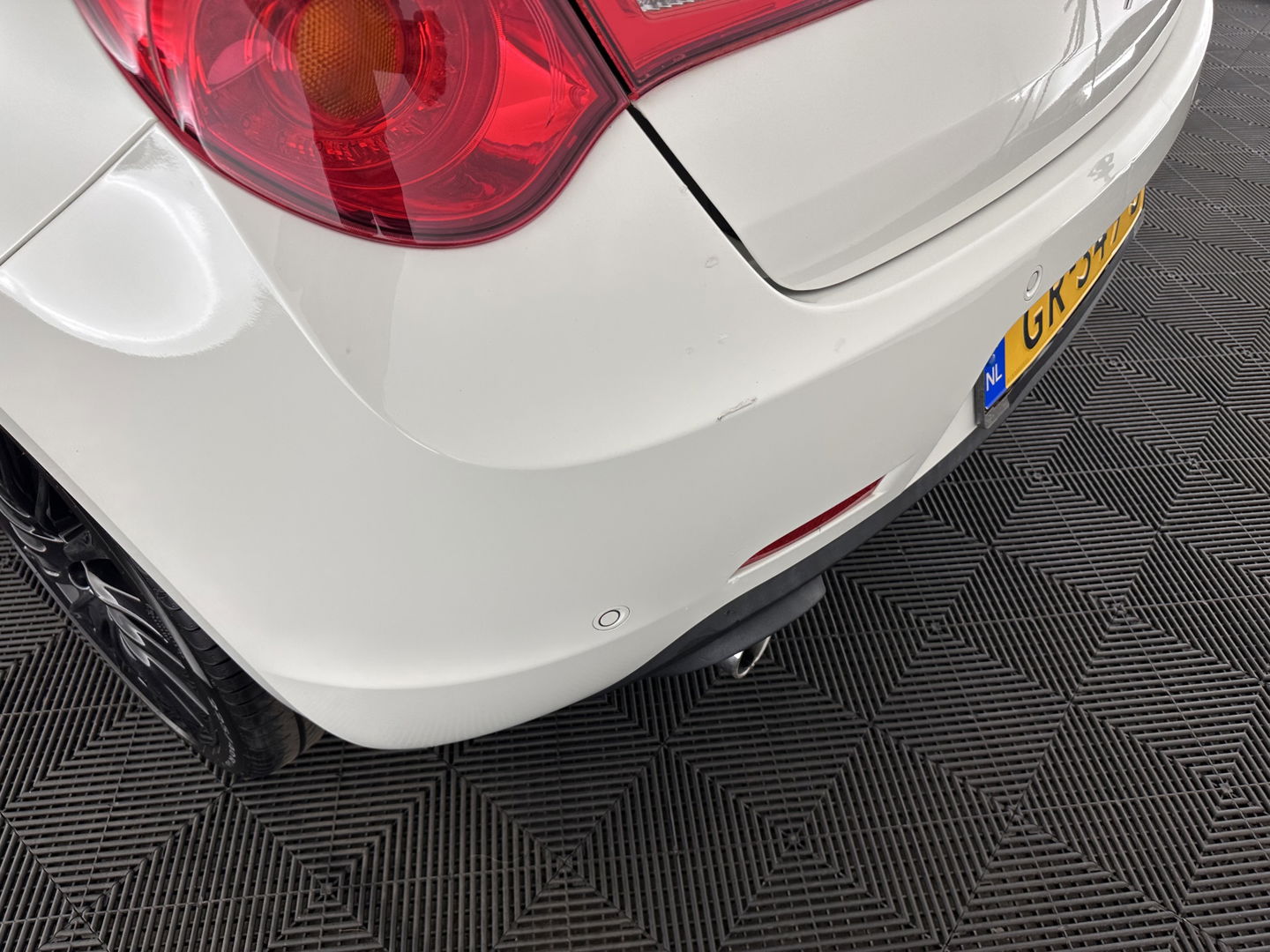 Alfa Romeo Giulietta 2.0 JTDm Exclusive *PANO | 1/2LEATHER | XENON | BOSE-SOUND | NAVI-FULLMAP | SPORT-SEATS | ECC | PDC | CRUISE | 18''ALU*