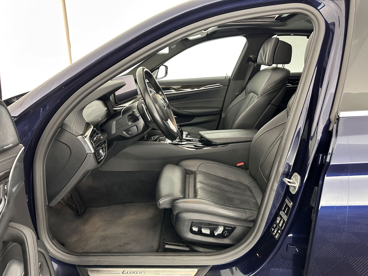 BMW 5 Serie 540i xDrive High Executive Edition Aut. *PANO | LUXURY-LEATHER | LASER-LIGHT | BOWERS&WILKINS | MEMORY-PACK | HEATED-COMFORTSEATS | DIGI-COCKPIT | NAVI-FULLMAP | ECC | PDC | CRUISE | 18''ALU*