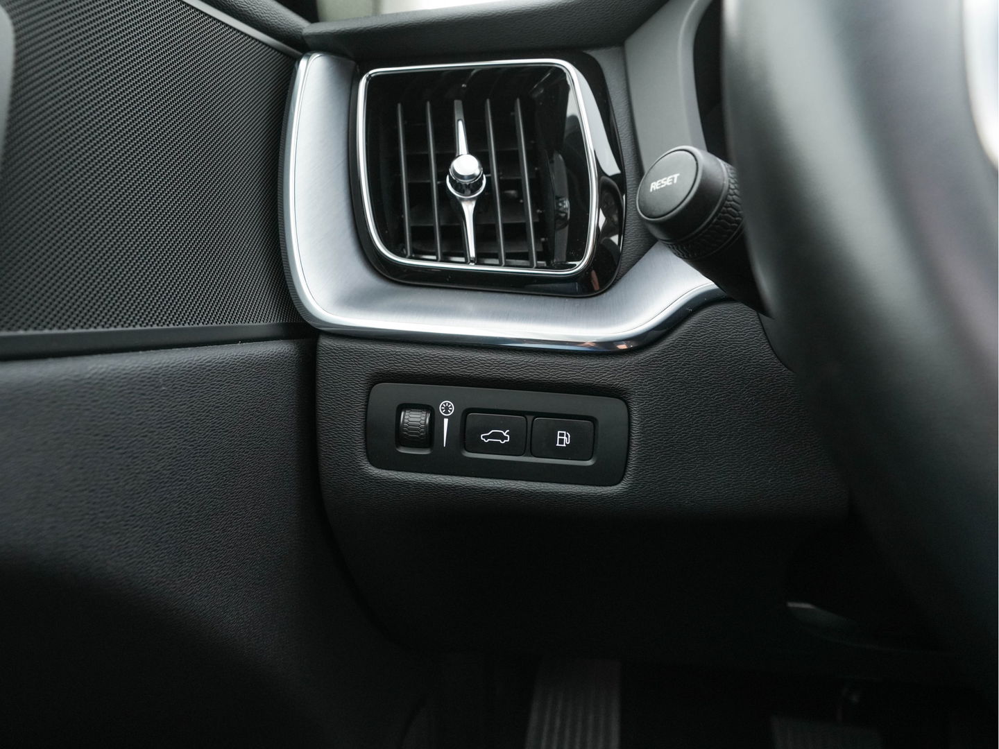 Volvo XC60 2.0 T6 Plug-in Hybrid AWD Inscription Expression (INCL-BTW)  AUT. *PANO | LUXURY-LEATHER | FULL-LED | HEATED-SPORTSEATS | NAVI-FULLMAP | CAMERA | PDC | ADAPT.CRUISE | CARPLAY | DIGI-COCKPIT | BLIS | SIPS | KEYLESS | 18"ALU*