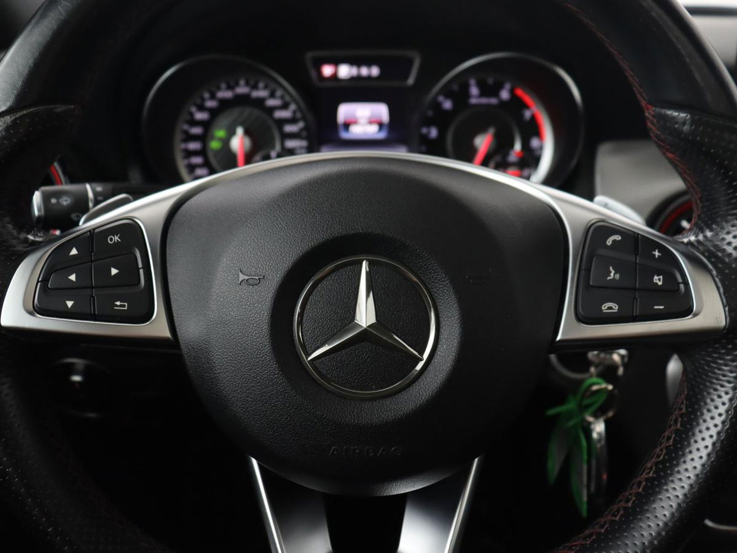 Mercedes-Benz GLA AMG 45 4MATIC | Panoramadak | Stoelverwarming | Xenon | Leder/Alcantara | Park Assist | Navigatie | 19'' lichtmetalen velgen | Cruise control | Bluetooth