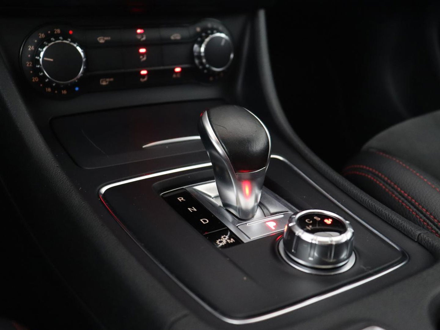Mercedes-Benz GLA AMG 45 4MATIC | Panoramadak | Stoelverwarming | Xenon | Leder/Alcantara | Park Assist | Navigatie | 19'' lichtmetalen velgen | Cruise control | Bluetooth