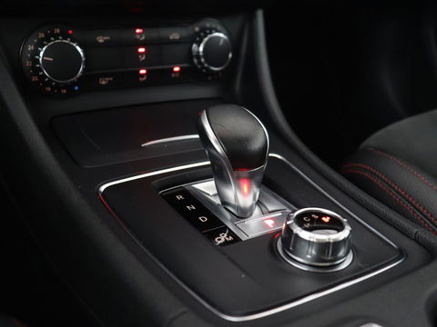Mercedes-Benz GLA AMG 45 4MATIC | Panoramadak | Stoelverwarming | Xenon | Leder/Alcantara | Park Assist | Navigatie | 19'' lichtmetalen velgen | Cruise control | Bluetooth