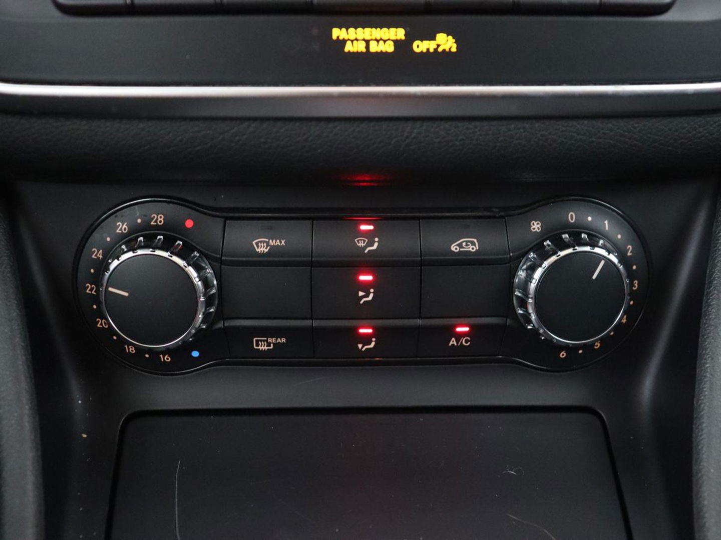 Mercedes-Benz GLA AMG 45 4MATIC | Panoramadak | Stoelverwarming | Xenon | Leder/Alcantara | Park Assist | Navigatie | 19'' lichtmetalen velgen | Cruise control | Bluetooth