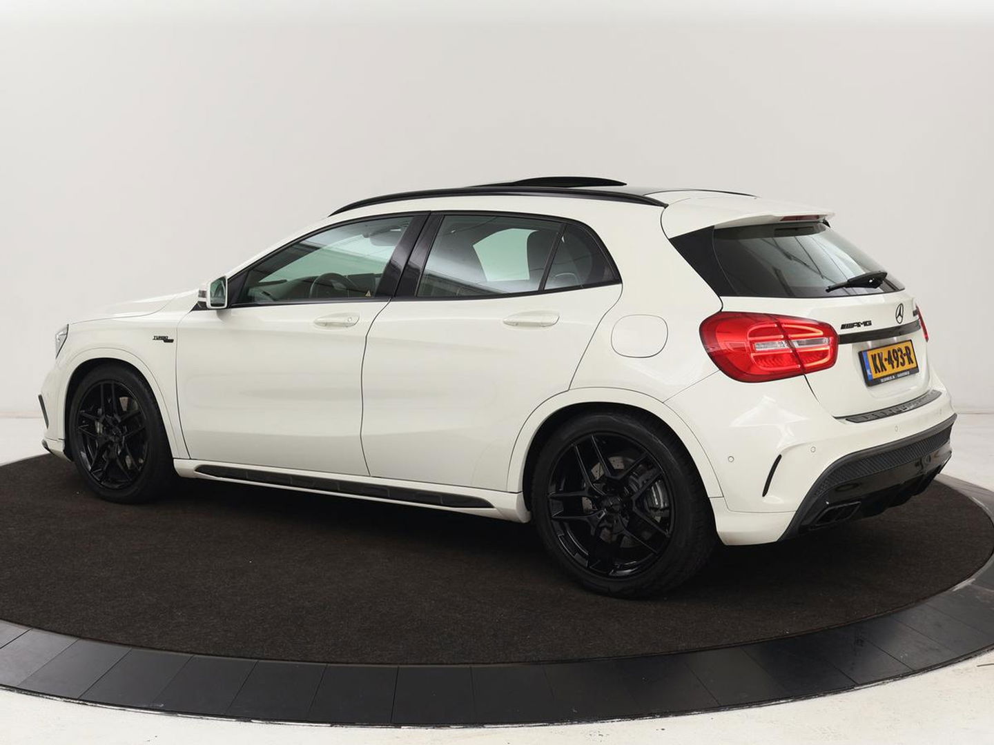 Mercedes-Benz GLA AMG 45 4MATIC | Panoramadak | Stoelverwarming | Xenon | Leder/Alcantara | Park Assist | Navigatie | 19'' lichtmetalen velgen | Cruise control | Bluetooth